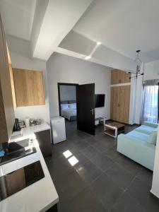 阿特米达MEDORA By the Sea Near Airport的厨房以及带蓝色沙发的起居室。