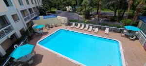 希尔顿黑德岛Hotel Carolina A Days Inn by Wyndham的享有酒店游泳池的顶部景色