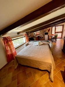 Barbarano RomanoCasale Campecora的一间卧室,卧室内配有一张大床