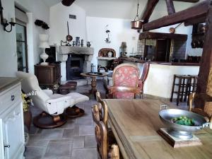 韦尔科尔地区朗le héron cendré的客厅配有桌椅和壁炉
