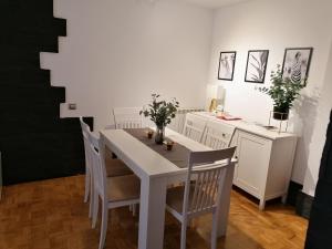 阿斯托加Apartamento Maracaibo的一间配备有白色桌椅的用餐室