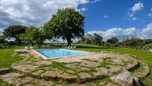 曼恰诺高点有机农庄酒店的庭院中间的游泳池