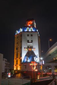 名古屋ファインリゾート的夜间有灯的酒店大楼