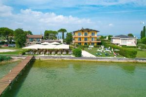 西尔米奥奈Casa dei Pescatori的一座建筑旁的带水池的度假村