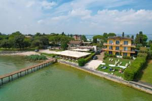 西尔米奥奈Casa dei Pescatori的享有河边房屋的空中景致
