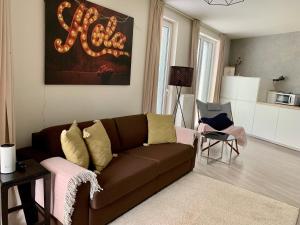 多克西Jezerní apartmán s terasou a saunou v Lakepark Residence的客厅配有棕色沙发和桌子