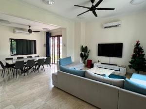 PH Homestay Bungalow House at PJ Fully Equipped的休息区