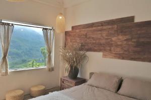 萨帕Pavi home的一间卧室设有一张床和一个大窗户
