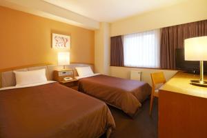 大阪大阪新阪急酒店的酒店客房设有两张床和电视。