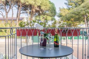 耶尔蒙蒂特拉内酒店的一张桌子,上面放着两杯酒和一瓶葡萄酒