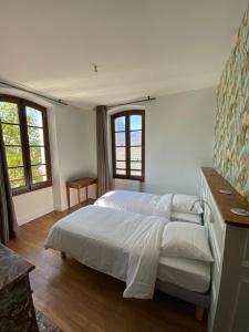 MyansGîte de Myans的卧室配有白色的床和2扇窗户。