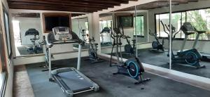 克雷塔罗Hacienda El Salitre Hotel & Spa的健身房设有数台跑步机和健身自行车