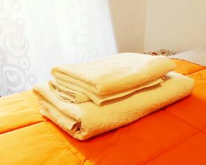 米兰Apartment Sigaba的床上的一大堆毛巾