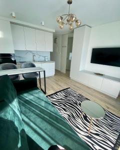 帕兰加Mano jūra 2 apartamentai的客厅配有沙发和桌子