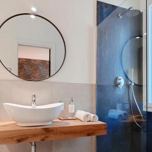 切塞纳蒂科Le stanze di Diana的一间带水槽和镜子的浴室