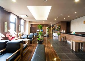 小野小野路线酒店的大堂设有带沙发和植物的等候室