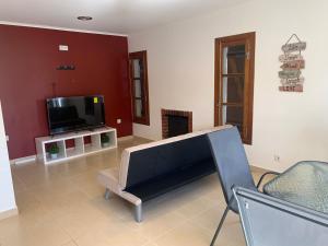AroeiraAroeira Beach House的客厅配有平面电视和沙发。