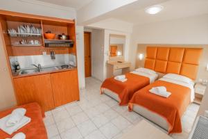 佩雷亚阿夫拉酒店的酒店客房设有两张床和盥洗盆