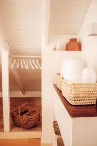 卡米尼亚Just Like Home - Quinta da Cavada em Vilar de Mouros的一间备有篮子和毛巾架的房间