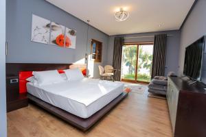 萨兰达Villa Kristiano 21的卧室配有一张白色大床和电视。