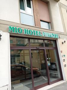 佛罗伦萨Mio Hotel Firenze的一座建筑,上面有读微酒店疗法的标志