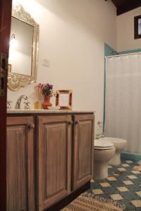 蒂尔卡拉Apartamento en el vivero的一间带水槽、卫生间和镜子的浴室