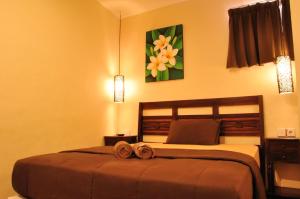 库塔德莫科尼旅馆的一间卧室配有一张床,上面有两条毛巾