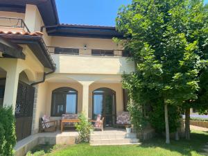 巴尔奇克Black Sea Rama Golf and Villas, Bell Tower Villa的院子里带桌椅的房子