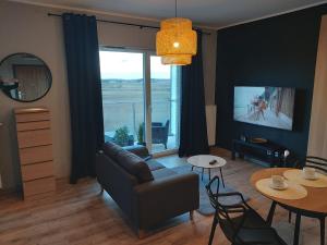 BukAparthotel - Buk的客厅配有沙发和桌子