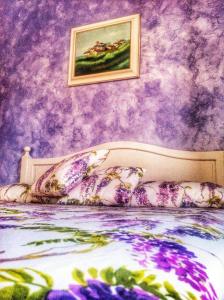马尔萨拉利伯塔玛萨拉住宿加早餐旅馆的卧室的绘画,卧室里有一床鲜花