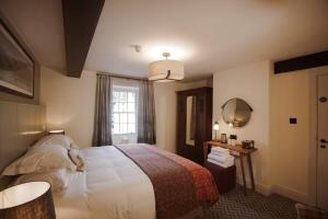 罗斯维特皇家橡树酒店的酒店客房设有床和窗户。