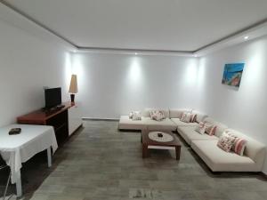 Chott Meriemgrand S+1 avec vaste terrasse panoramique的白色的客厅配有沙发和桌子