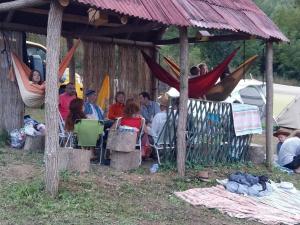 古察Camp Panorama的一群人坐在帐篷的吊床上