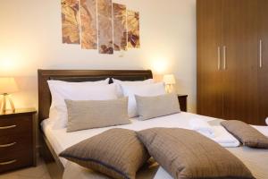 伊里斯斯IFESTOS APARTMENTS的一间卧室配有带白色床单和枕头的床。