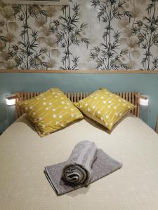卡代纳Maisonnette en Luberon的一张带两个枕头的床和一条毛巾