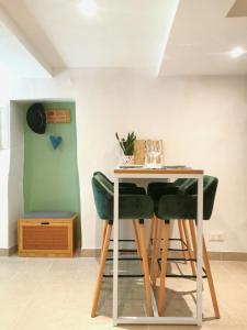 卡代纳Maisonnette en Luberon的一张桌子和四把绿色椅子