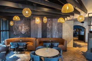 奥门Paping Hotel & Spa - Rest Vonck by Flow的一间带桌椅和灯光的餐厅