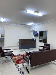 塞拉莱AL KALDi的客厅配有两张沙发和一张沙发