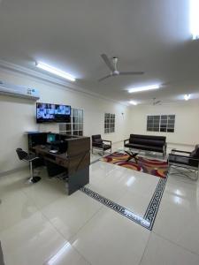 塞拉莱AL KALDi的客厅配有书桌和电视。