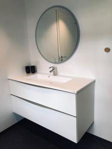 VágurKálhagagarður的浴室设有白色水槽和镜子