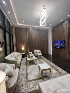 哈萨الاتحاد الذهبية للشقق المخدومة 2的带沙发和电视的客厅