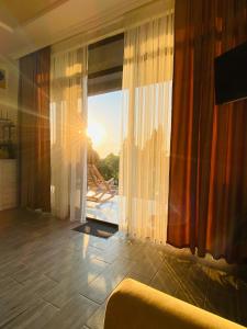 查克维Family Hotel Sunset的客房设有可欣赏日落美景的窗户。