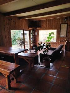 圣卡洛斯-德巴里洛切佩里科青年旅舍的客厅配有木桌和沙发