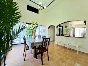 Kampong Alor GajahPrivate 4Bedroom Villa Pool,BBQ,Karaoke, Afamosa Resort的一间带桌椅的用餐室
