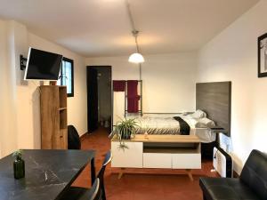 科尔多瓦Departamento privado en Casa Barranca Yaco的一间卧室配有一张床和一台电视。
