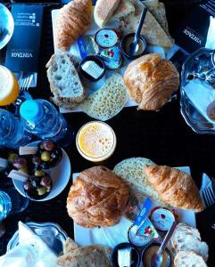 拉希迪耶Hôtel Elfekri的一张桌子上面有很多不同类型的面包