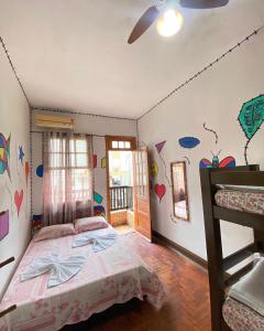 桑托斯Pousada São Marcos的一间卧室设有一张床,墙上设有窗户,窗户上充满心灵