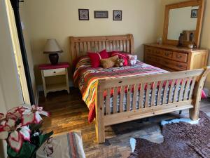 拉科尼亚Village at Winnipesaukee 59 Treetop #432的一间卧室,床上有泰迪熊