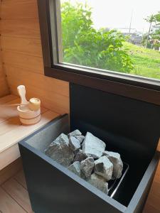 淡路淡路島でサイコーのととのうを体験出来るサウナ宿たんざ二種類のフィンランドサウナを体験できます的窗边一个满是岩石的盒子