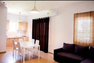 维利波吉Apartments Alavana的客厅配有桌椅和沙发